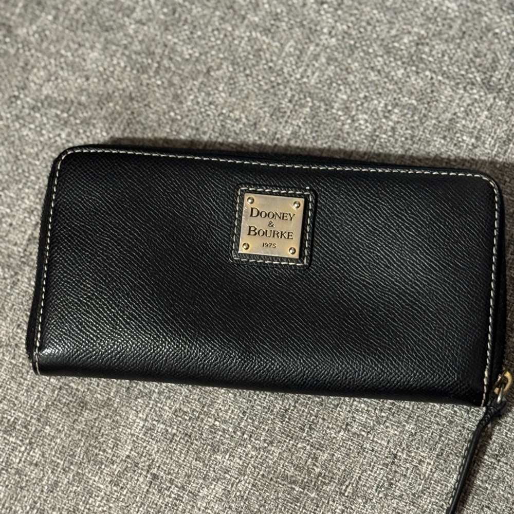 Pre owned Dooney & Bourke zippy wallet